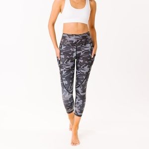 ZYIA Active—Black Camo Metallic Pocket Light n Tight High Rise Capri 20”